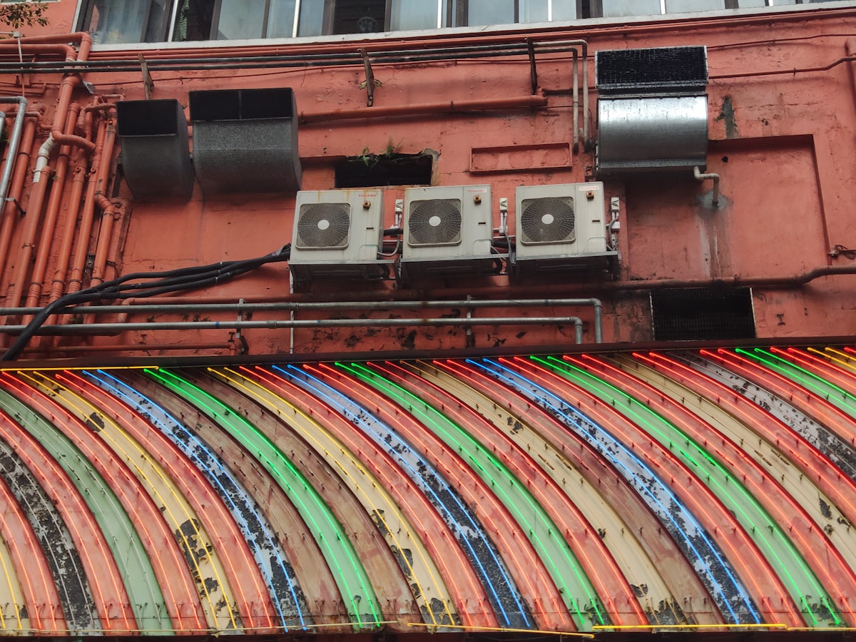 Airconditioningunits aan een gebouwmuur